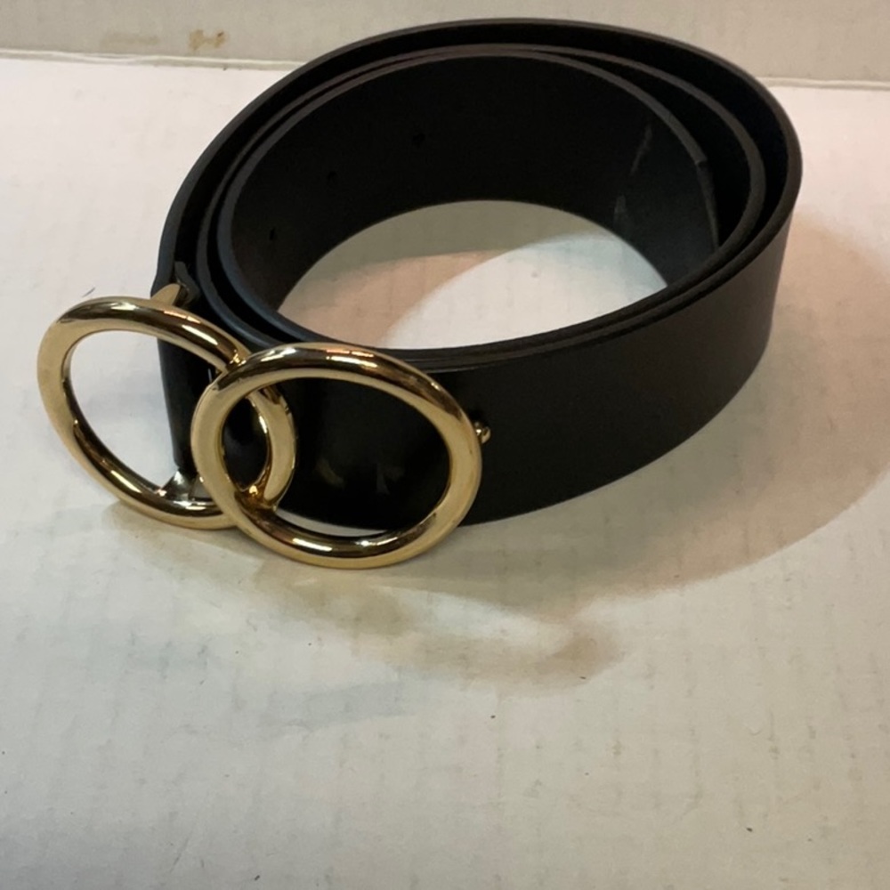 Ladies belt. 1.5” x 36” black with gold buckle.